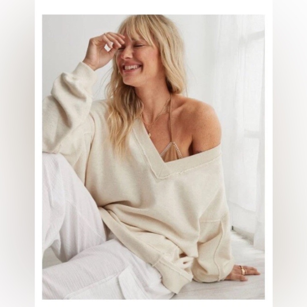 Aerie Everyday Vacay Sweatshirt- Cozy Cream Oversized V-Neck Sweater Size Medium
